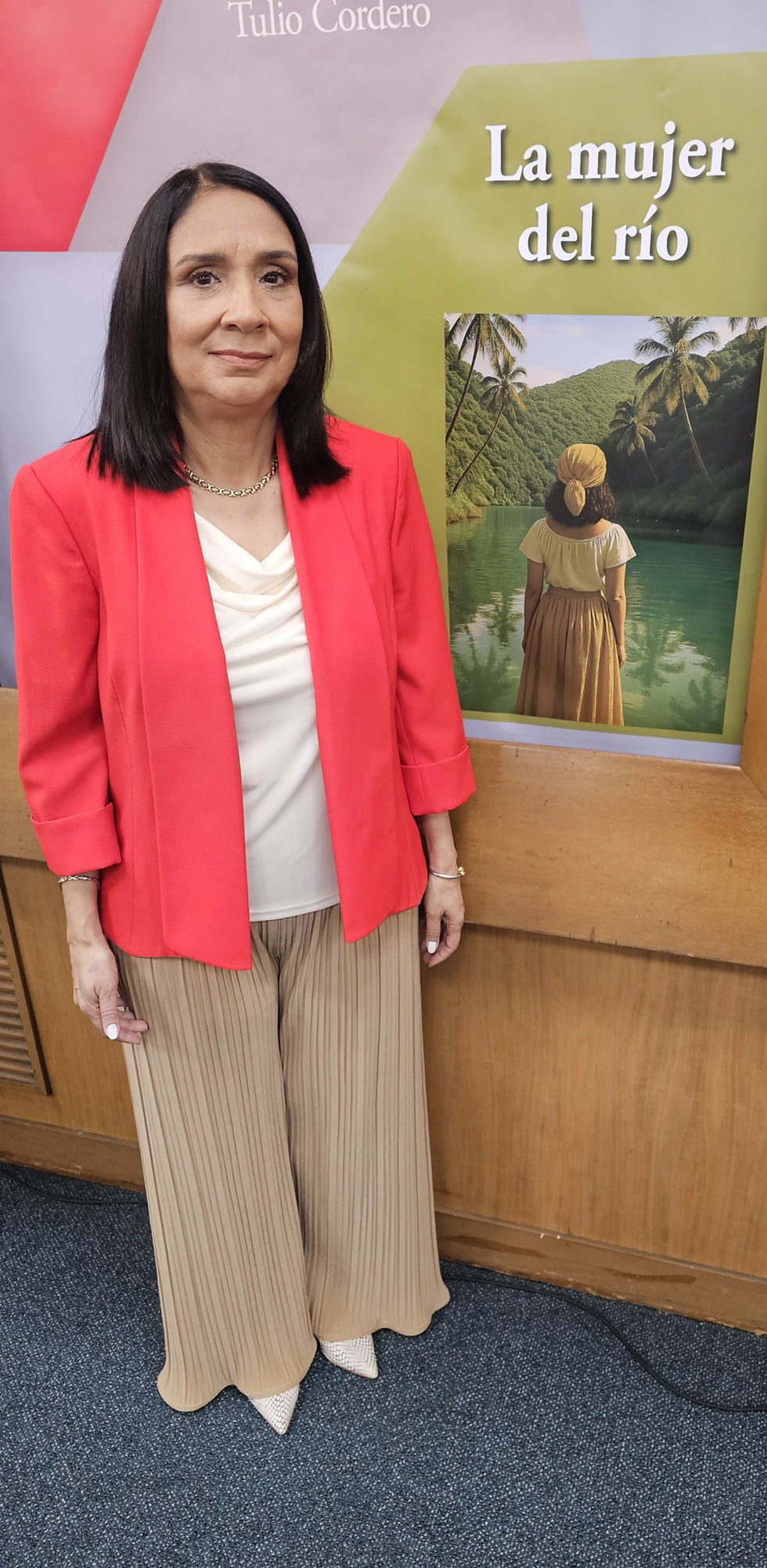Vivian Jiménez Quiñones, junto a una reproducción de la portada de La mujer del río.
