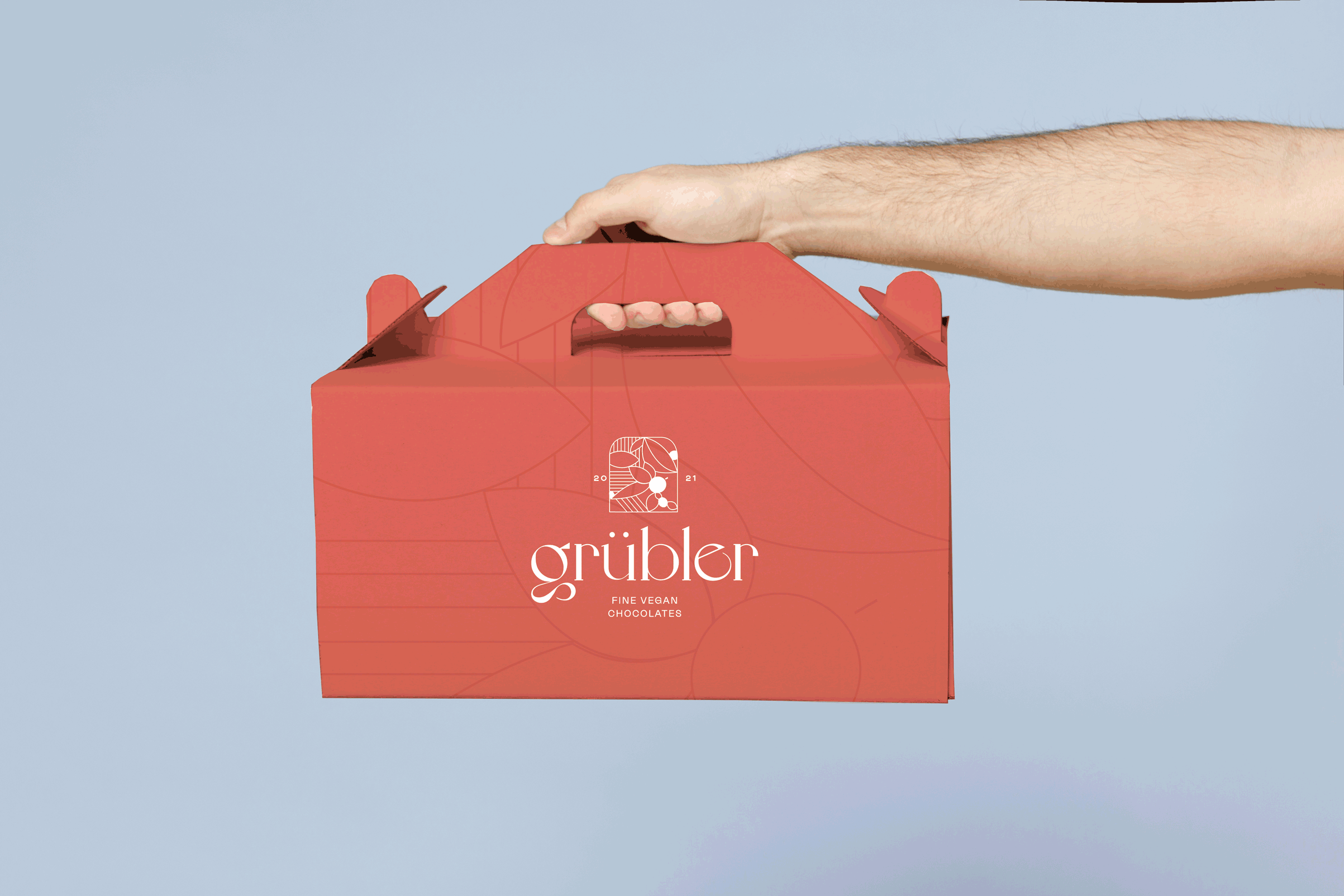 Corporate Identity für vegane Pattiserie Grübler. Vorab wurde ein Konzept, eine Strategie und eine Markenpositionierung erarbeitet. Art Direktion sowohl als auch die grafische Umsetzung beinhaltete Branding, Logo Design und Illustration. Package Design für vegane Kuchen. Alles rund ums Thema Nachhaltigkeit mit viel Mmmmmhhhh und wenig Muhhhh.