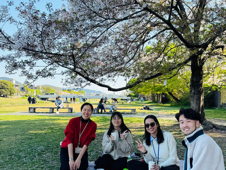 研究室メンバーのお誕生会をしました。4月は鴨川沿いの桜の木の下で、5月は居室での開催になりました。