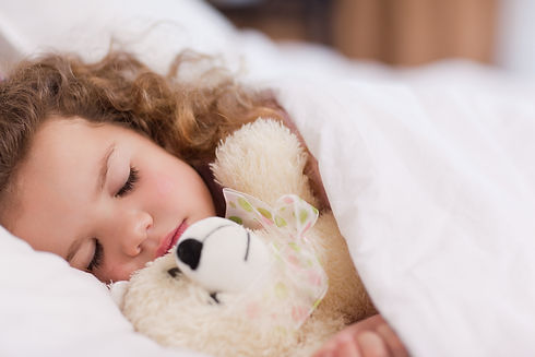 Girl-sleeping-with-her-teddy-137352561_5616x3744.jpeg