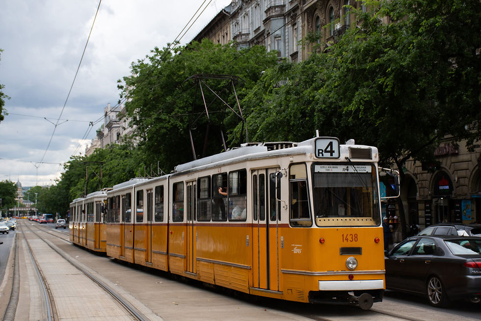 Jó öreg csatolt ICS a Jászai Mari térről halad a Nyugati pályaudvar felé.