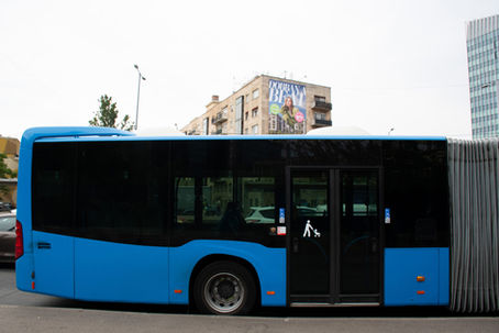 Háromajtós csuklósok városban