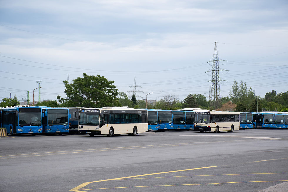 Minden típusú oktatóbuszból megjelent egy: Ikarus 415 (BPO-717), Van Hool newA300 (NUV-683), Mercedes Citaro (LYR-131)...