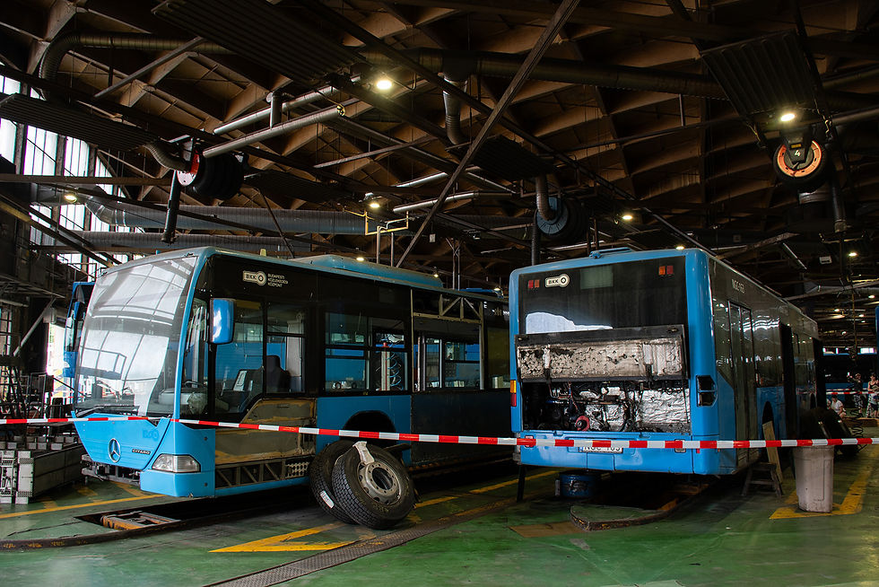 A csarnokban mindegyik itt üzemeltetett típusból illetve szériából egyet kiállítottak nyitott motortérrel, rövid technikai ismertetéssel a szélvédőn.