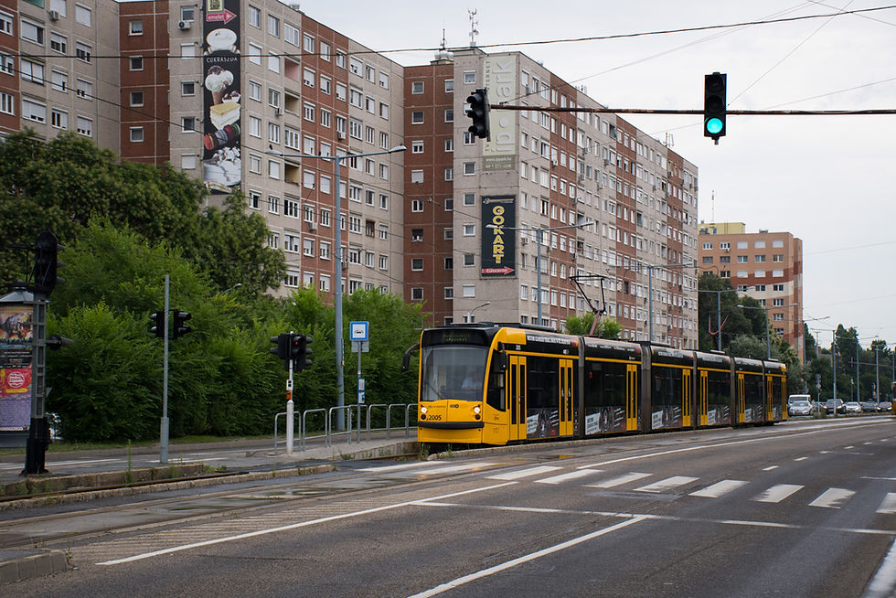 Bécsi út/Vörösvári út bejáratánál a Fonódó vonalán (2018).