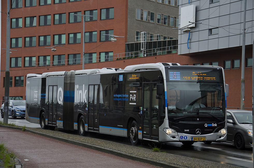 Groningen: a Q-Link fantázianevű tengelyjáratokon háromajtós csuklósok futnak, jellemzően buszsávban, kevés megállóval. Ahogy a busz oldalán látható: az egyik városszéli P+R ingajárata, és a további négy viszonylat hasonlóan egy-egy parkolót szolgál ki céljáratként.