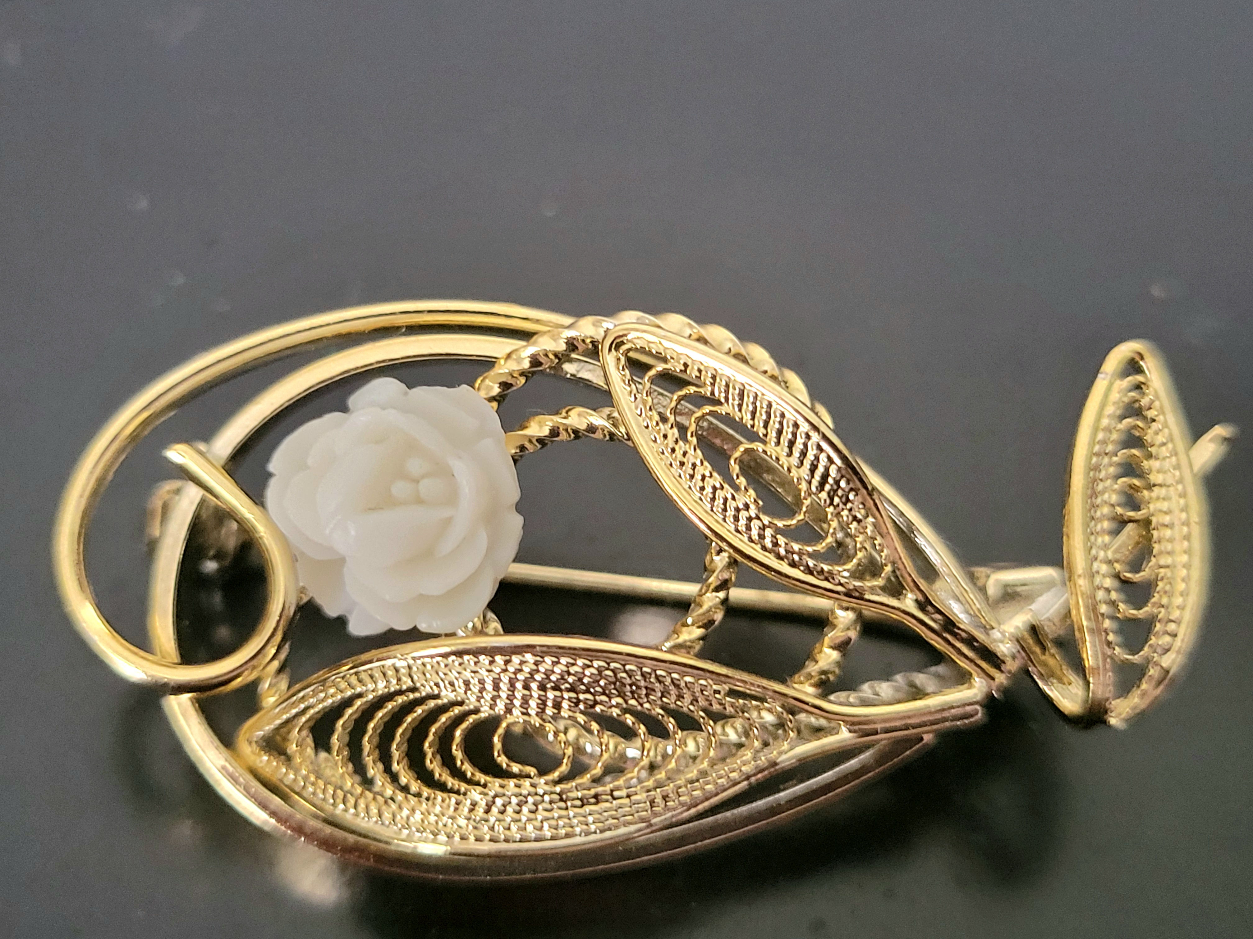 Vintage 90s Rococo Revival Cream Rose amd Gold Tone Foligree Brooch