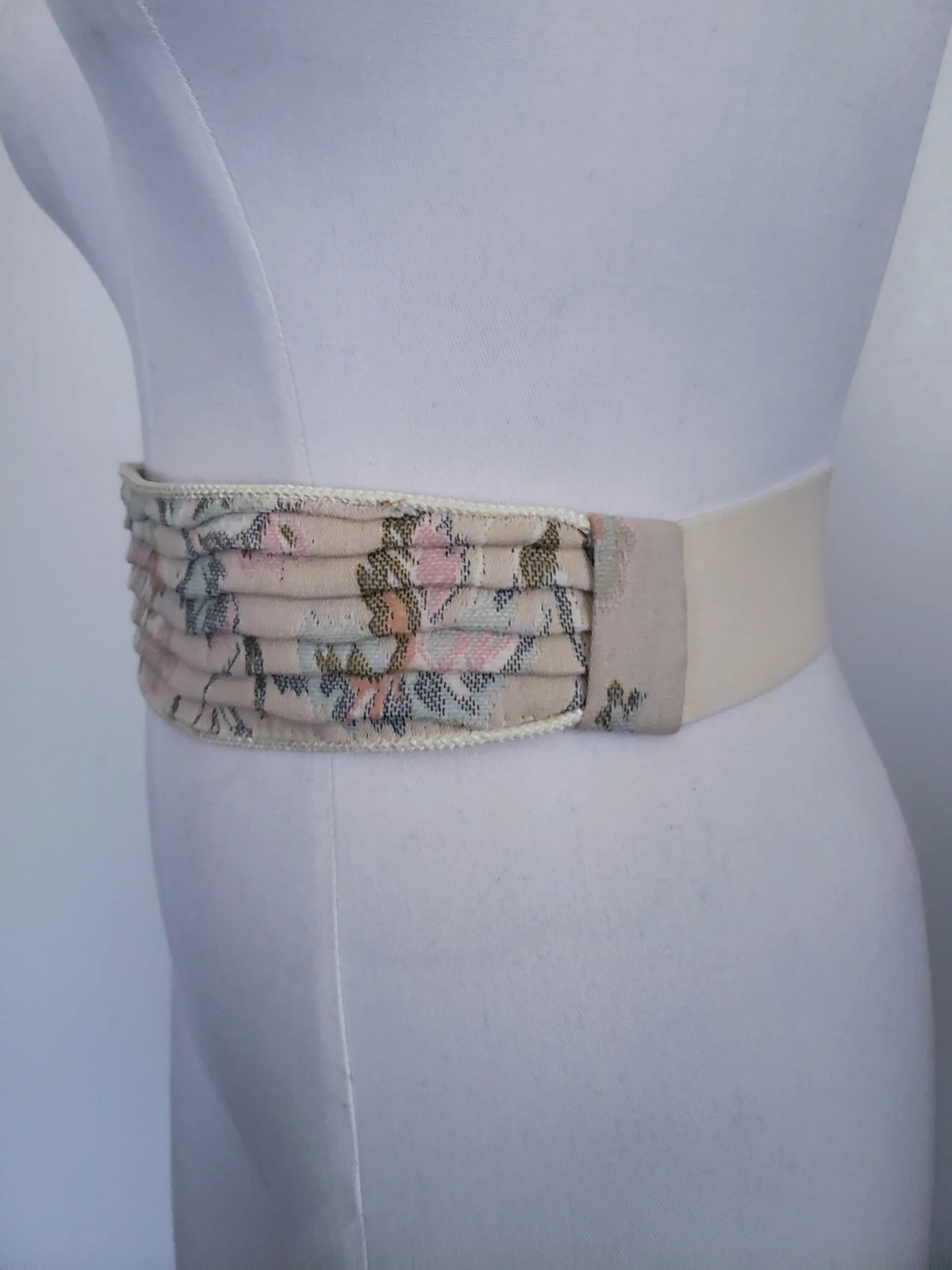 Vintage 80s Creamy Floral Tapestry Cummerbund Cinch Belt S M