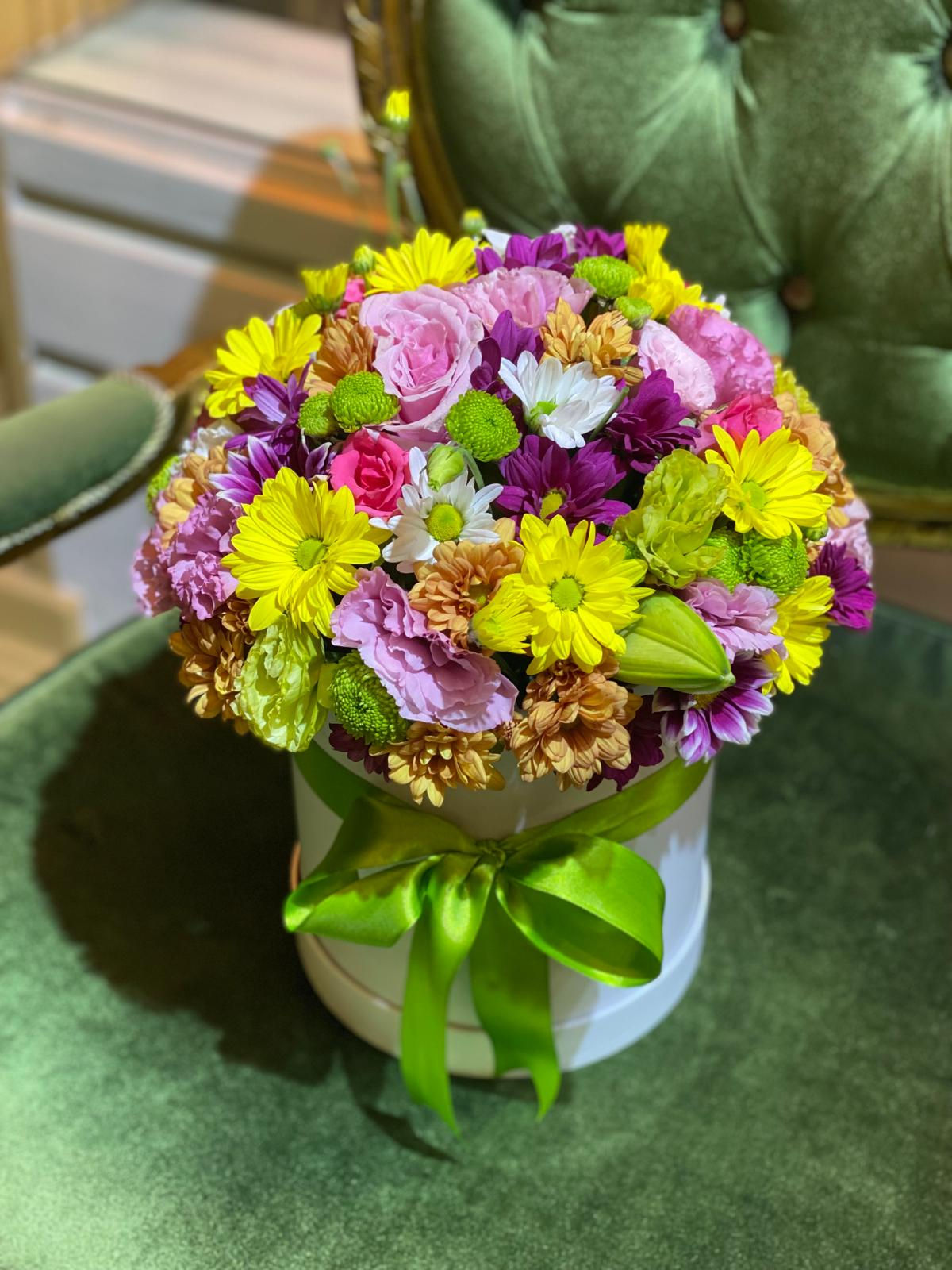 MEVSİMLİK ÇİÇEKLERDEN OLUŞAN KUTU ARANJMAN