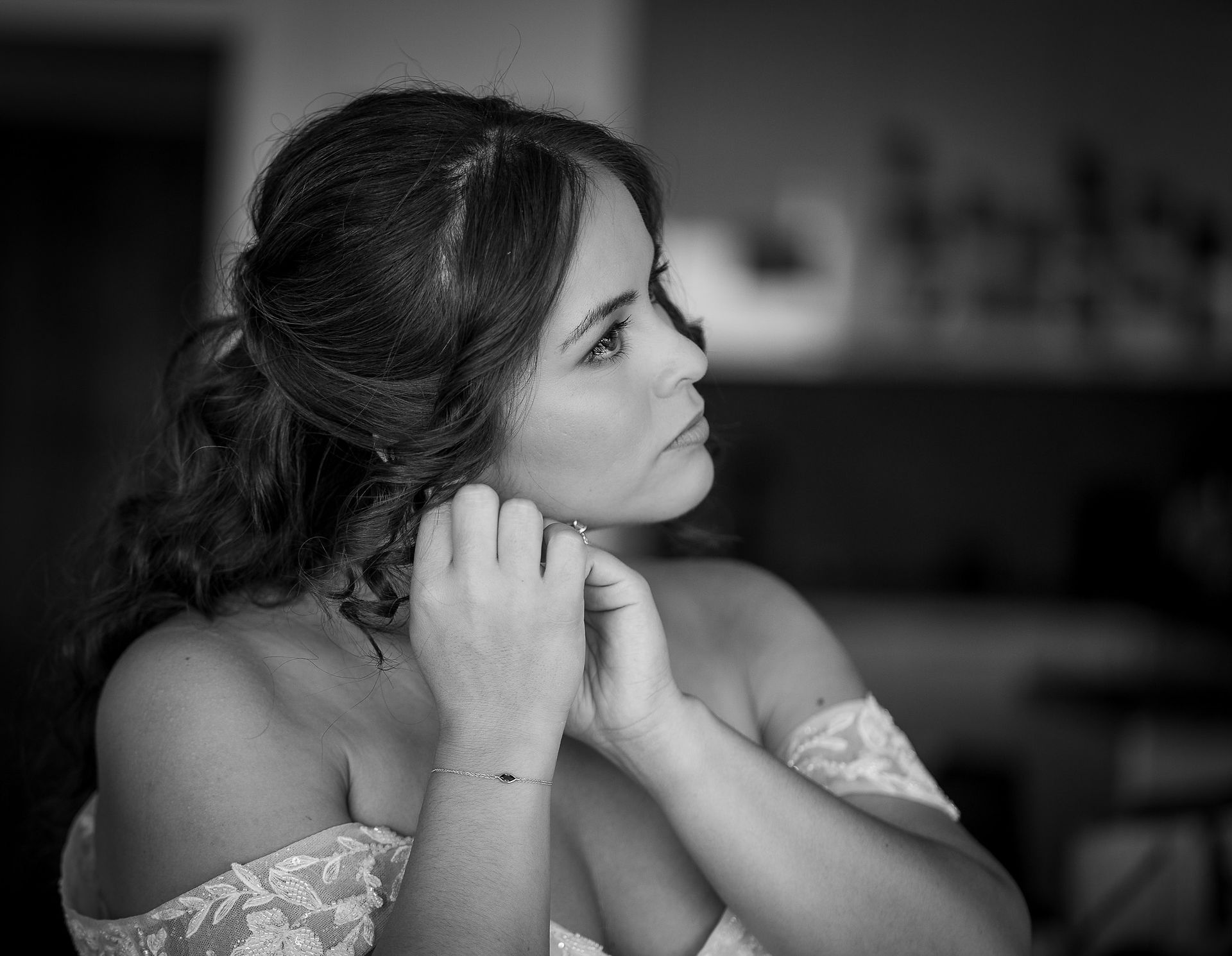 Hochzeitsfotos Aschaffenburg: Schmuck anlegen beim Getting Ready