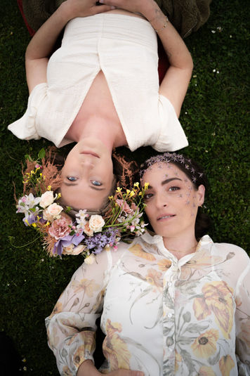 Freundinnenshotting mit Blumenschmuck - Porträtfotografie Aschaffenburg, Miltenberg, Obernburg, Großostheim, Elsenfeld, Erlenbach, Niedernberg, Stockstadt, Kleinostheim, Breuberg, Höchst