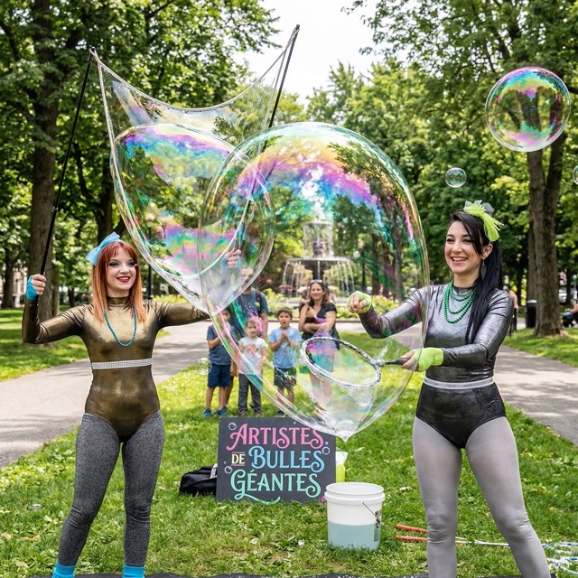 Animation evenementielle bulles geantes attirant foule