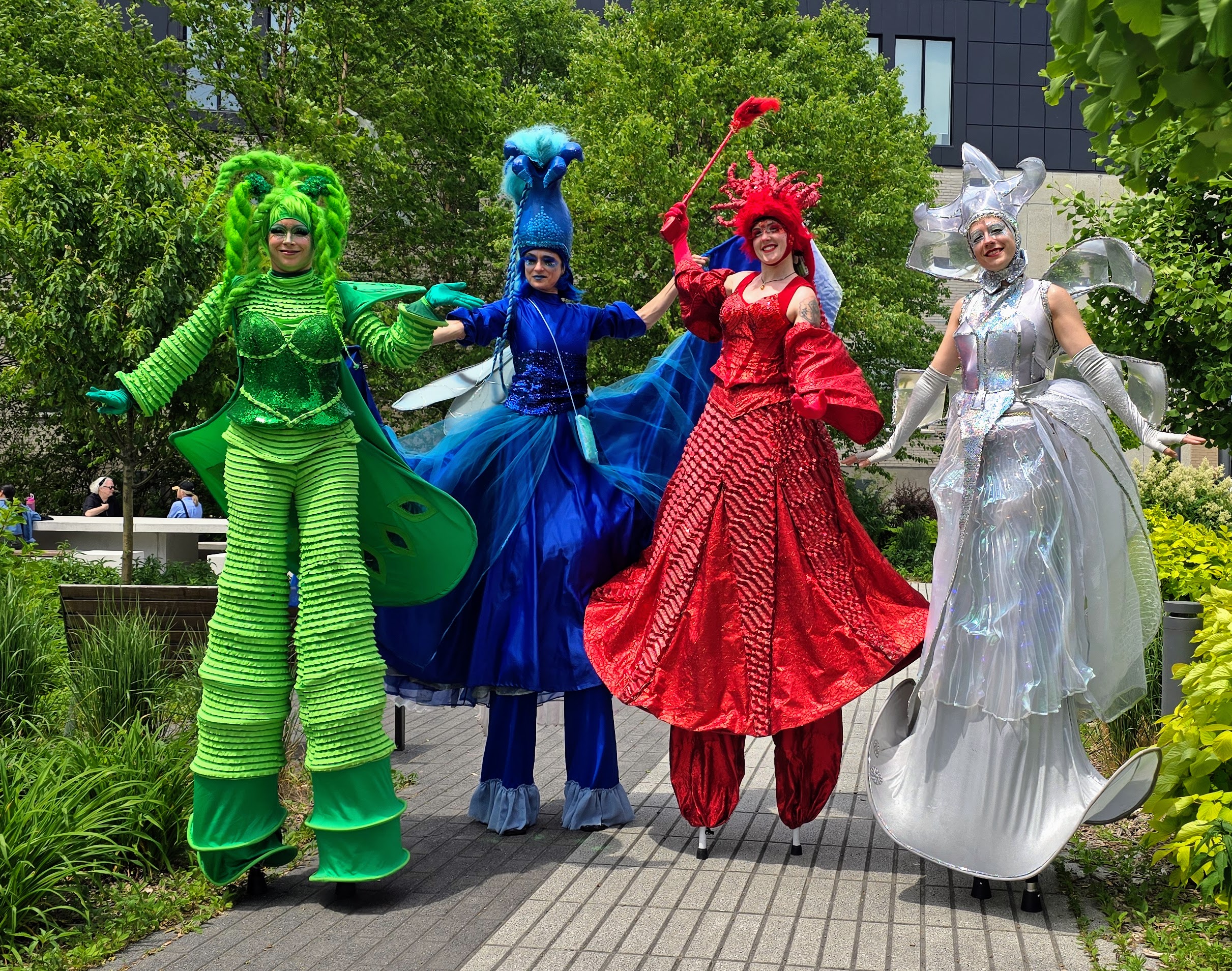 Échassier festif et coloré divertissant les familles lors d’un festival au Québec