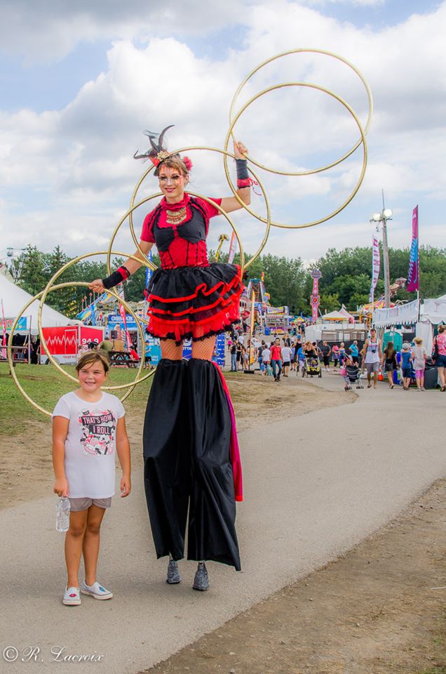 Artistes de cirque et échassier interactifs en extérieur pour événements Montréal et Québec