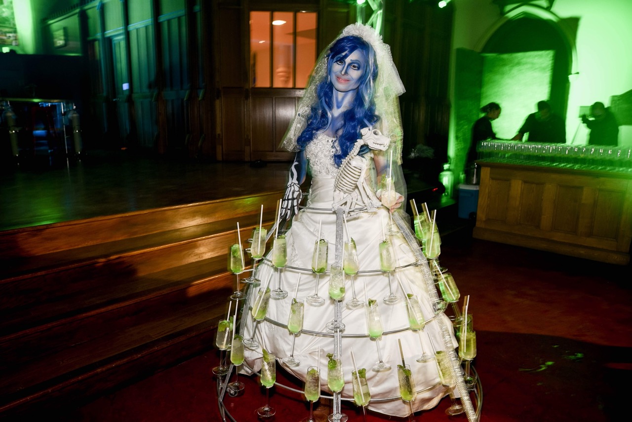 Mariée Cadavérique avec robe champagne animation Tim Burton captivant le public lors d’un événement corporatif ou privé Québec