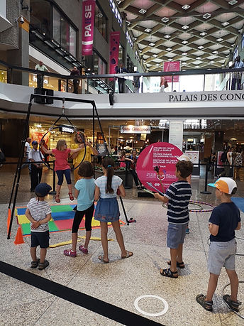 Animation atelier cirque Québec avec participants apprenant jonglerie et équilibre