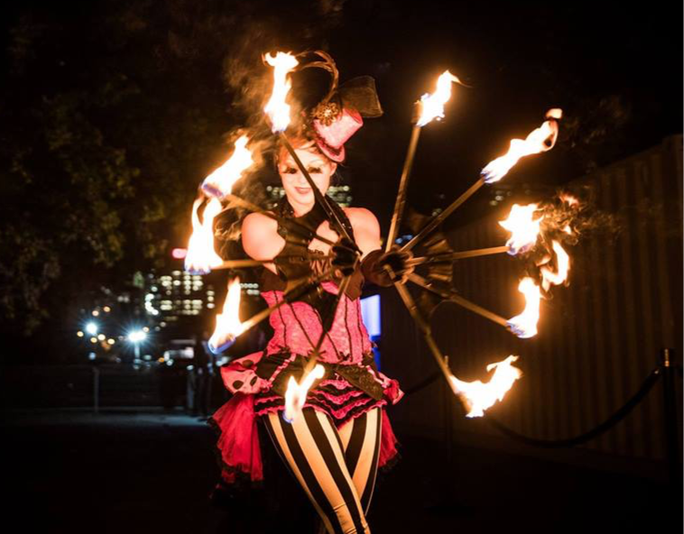 Artistes de cirque faisant du feux familial interactif pour festivals et événements au Québec