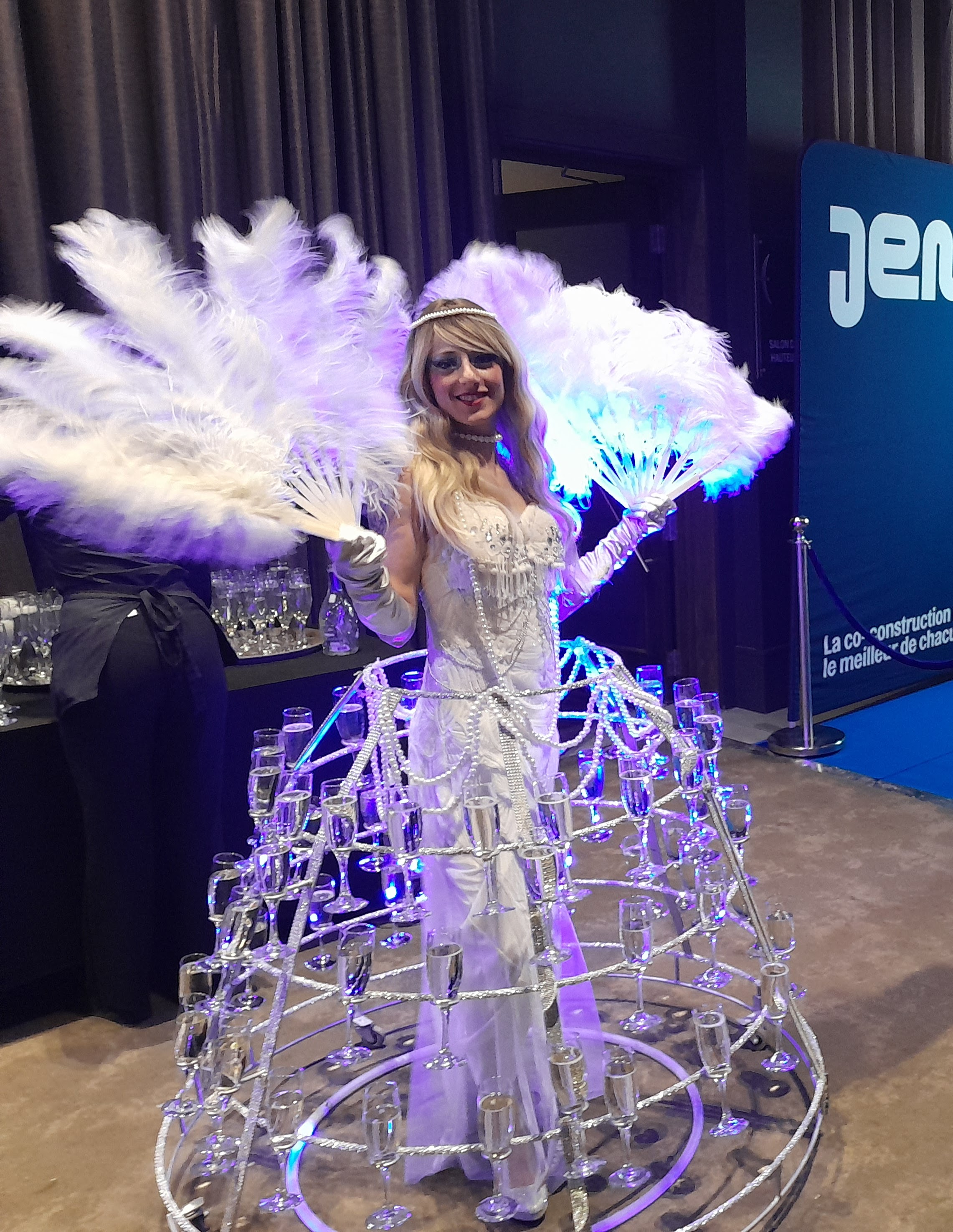 Robe champagne thématique gastby public divertissant des invités lors d’un événement corporatif à Montréal