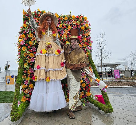Échassiers costumés pour animation spectaculaire lors d’un événement corporatif thème noblesse européenne à Gatineau.