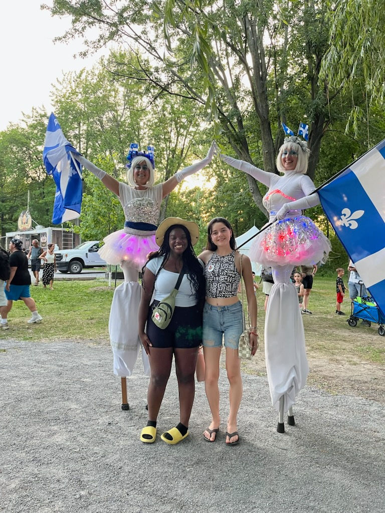 Échassier marchant sur échasses lors d’une animation extérieure dans une ville du Québec pour la St-