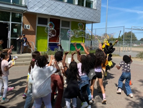 Animation scolaire dans école avec  atelier participatif pour école et service de garde sur la Rive-Sud avec cirque, bricolage et bulles géantes