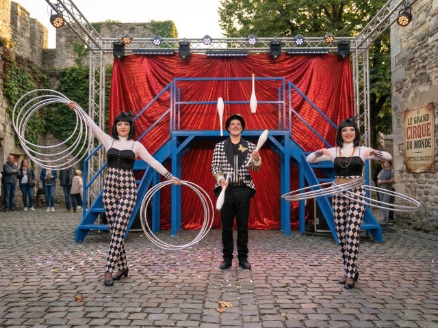 Artistes de cirque et acrobates pour festivals Montréal et Québec avec hula hoop et jongleur