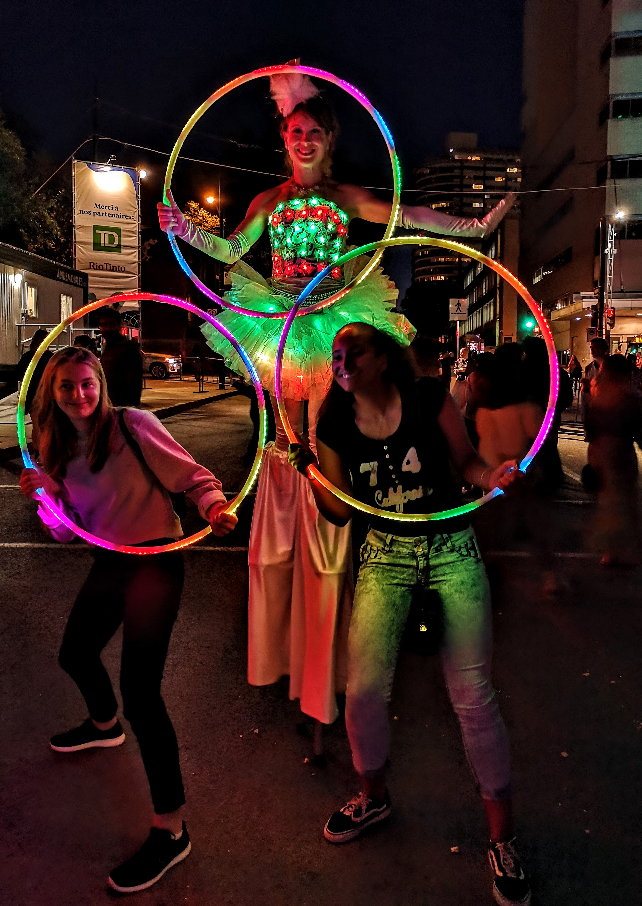 Spectacle lumineux de cirque en extérieur avec LED pour festivals au Québec