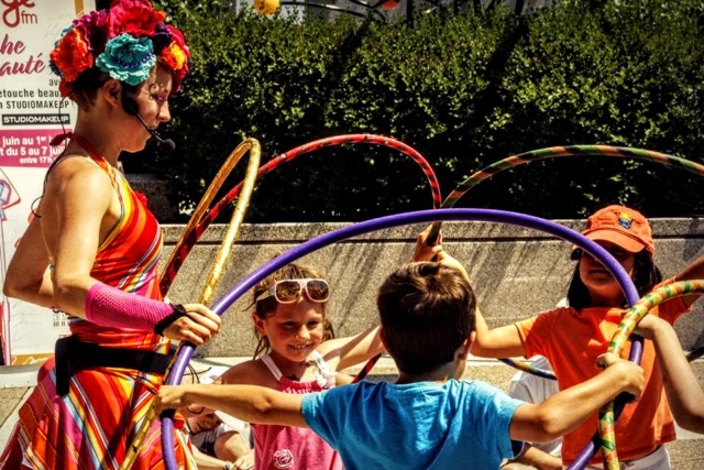 Atelier de hula hoops à Montréal avec enfants participant à une animation interactive de cirque par Jamye La Luna Production Inc.