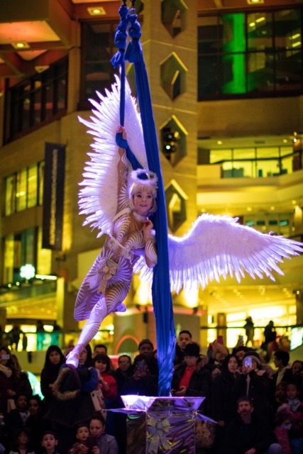 Spectacle de cirque et jonglerie pour Noël à Montréal et Québec, émerveillant le public familial avec des performances colorées et captivantes.