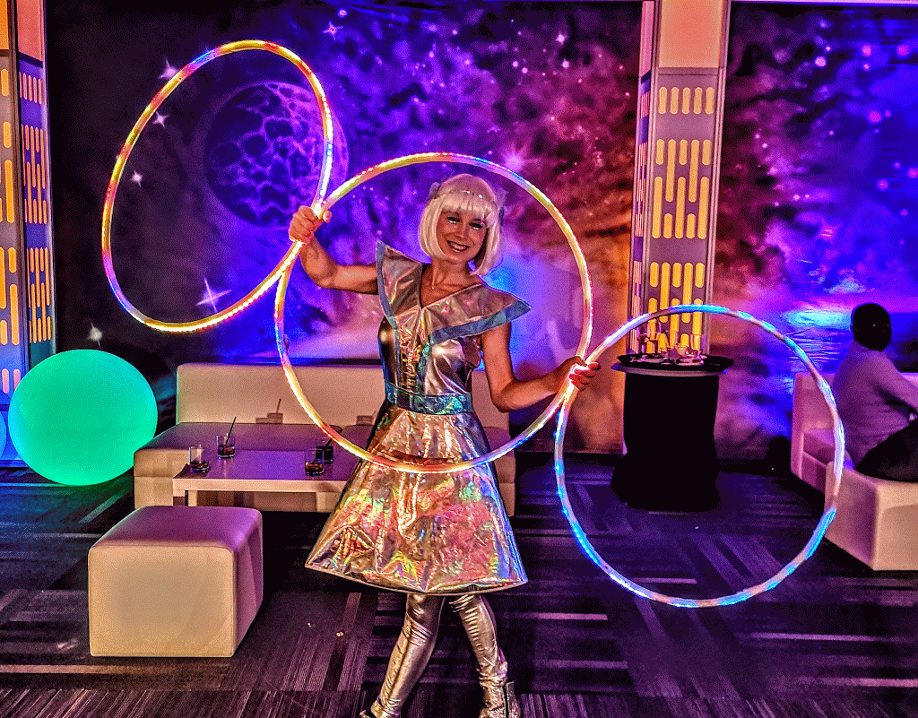 Space capitaine- Hula hoop - jamye la luna productions inc .gif