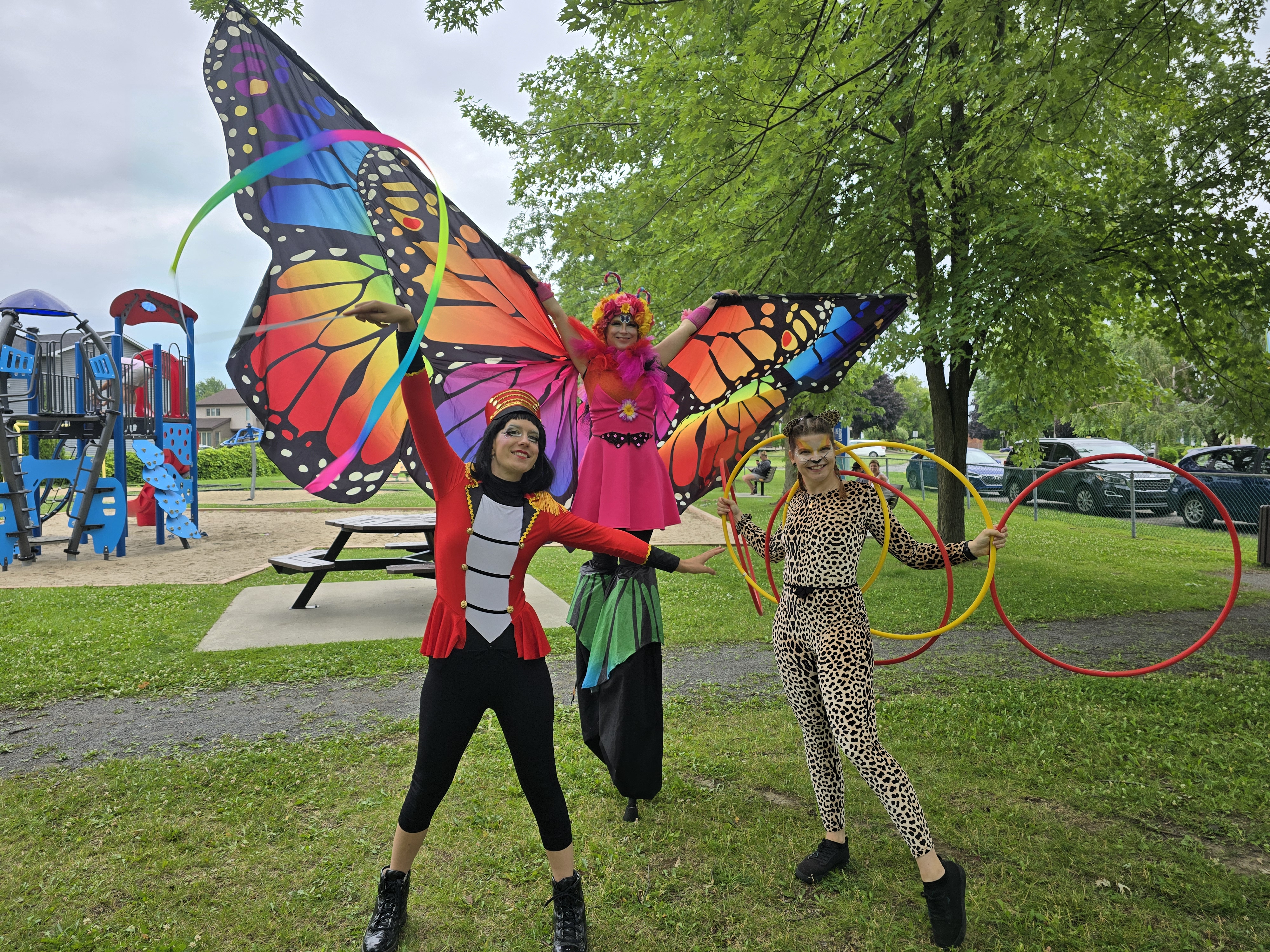 Échassiers et personnages festifs en extérieur pour événements Montréal