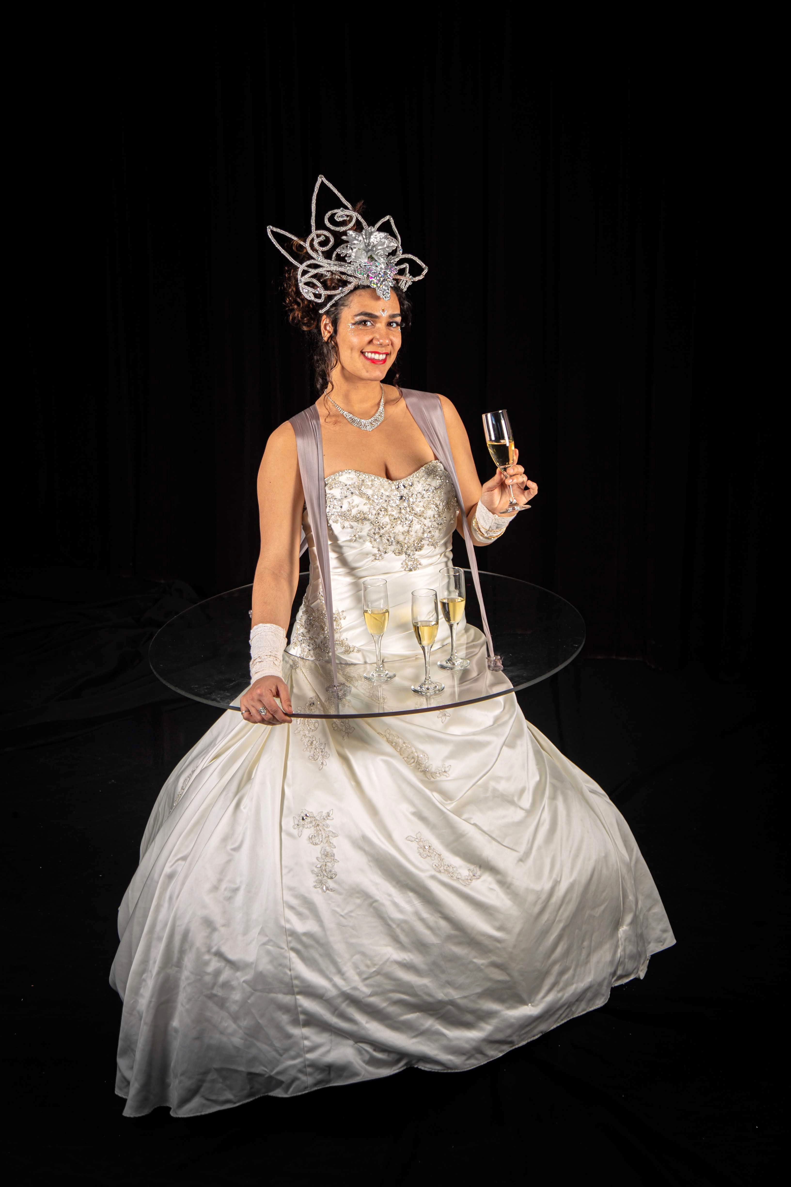 Hotesse service cabaret robe blanche mariage