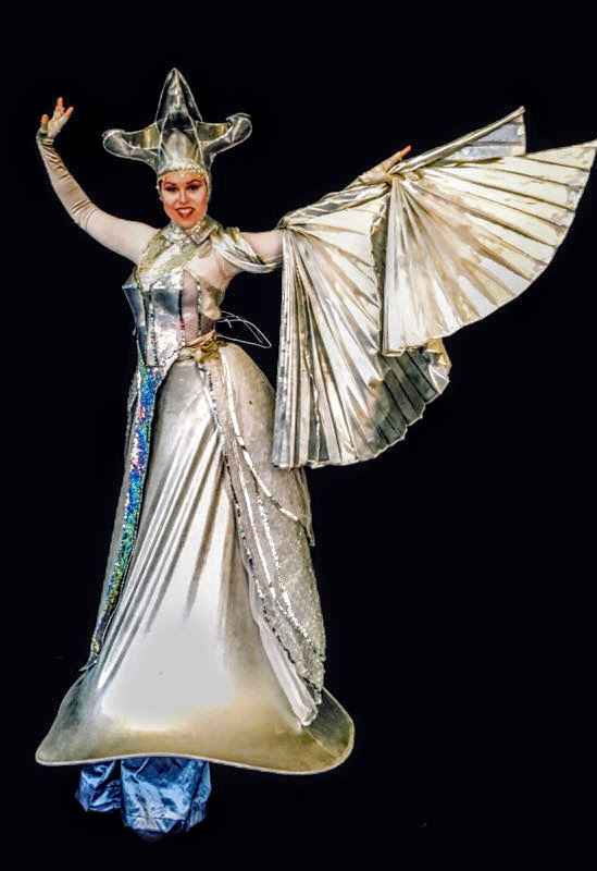 Argentine, performeuse sur échasses frappante en argent scintillant, ajoutant un facteur wow à une célébration de mariage avec son flair artistique.