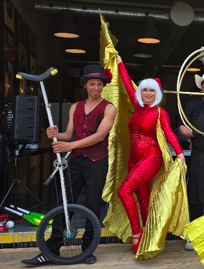 Artiste de cirque, Noel, Rouge et or,