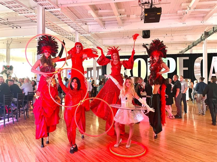 Spectacle lumineux de cirque en événement avec LED pour corporatif au Québec