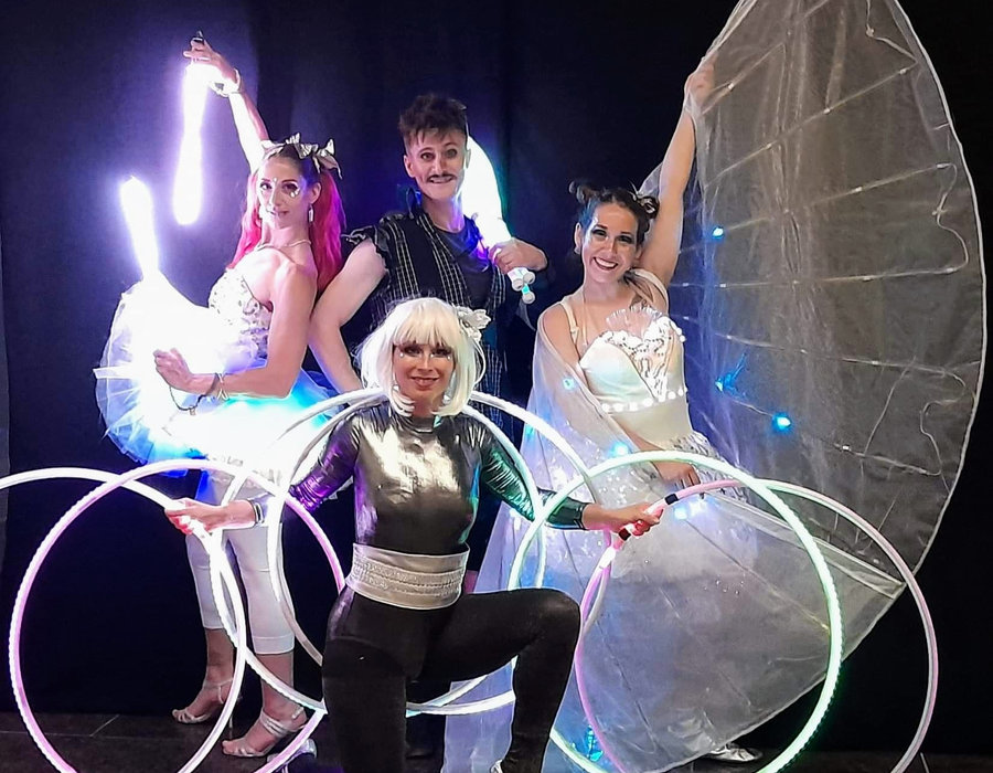 Artistes de cirque et échassiers en prestation