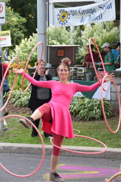 Atelier de hula hoops à Montréal par Jamye La Luna Productions Inc. animation interactive de cirque avec participants en mouvement avec amuseur