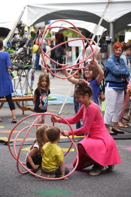 Atelier de hula hoops à Montréal par Jamye La Luna Productions Inc. activité interactive de cirque avec participation des enfants et des participants
