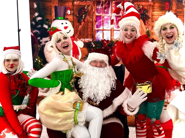 Père Noël et lutin animant un événement de Noël à Montréal et partout au Québec, créant une ambiance festive et féérique pour tous les invités