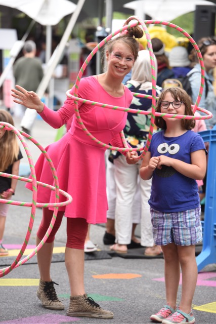 Atelier de hula hoops à Montréal par Jamye La Luna Production Inc avec animation de cirque interactive pour enfants et participants