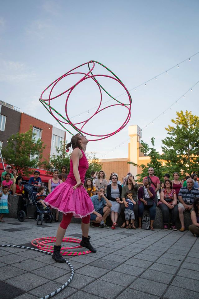 ShowFamilialJamyeLaLunaEteHulaHoopsCubeRose.jpg