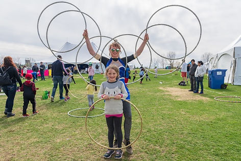 Atelier de hula hoops à Montréal par Jamye La Luna Productions Inc. lors d’un événement en festival avec animation de cirque interactive et participation du public