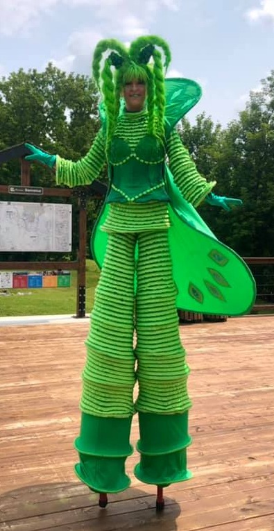 Émeraldine, artiste sur échasses, habillée en vert , 