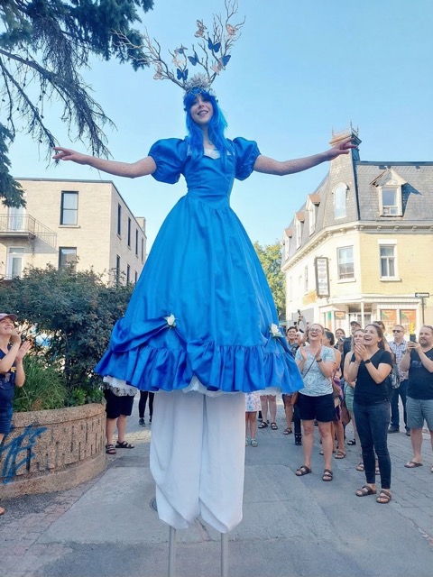 Échassiers pour festivals et événements publics Montréal et Québec avec public