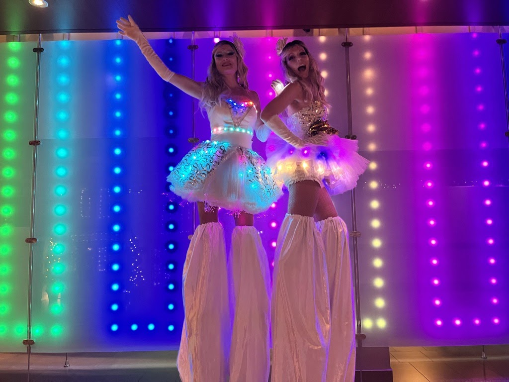 Échassier lumineux LED en performance lors d’un événement au Casino à Montréal