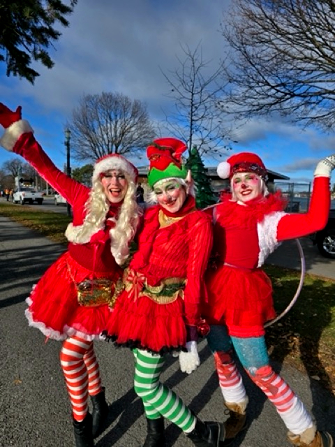 Clowns et amuseurs publics animant un spectacle de Noël à Montréal et partout au Québec, divertissant petits et grands avec humour et magie.
