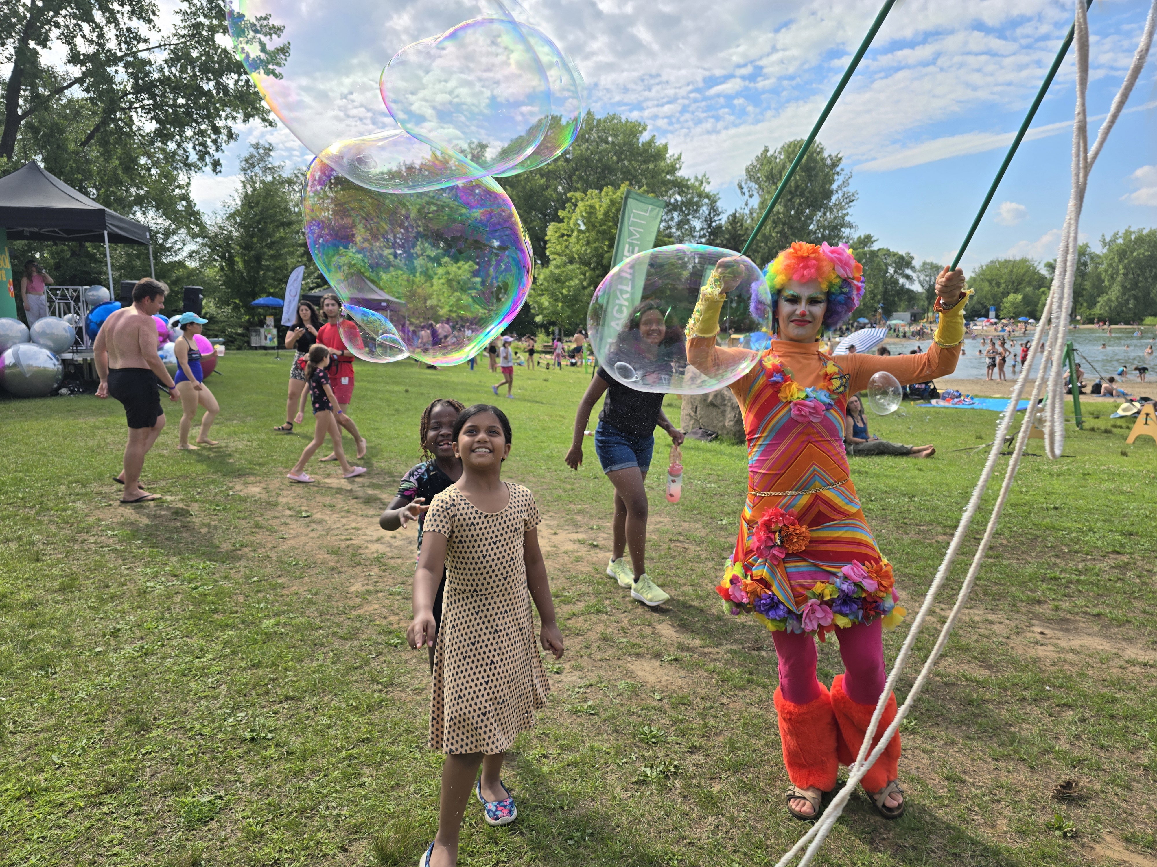 Artistes costumés en animation bulles géantes extérieure pour événement familial à Montréal