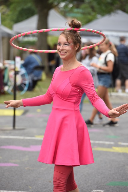 Atelier de hula hoops à Montréal par Jamye La Luna Productions Inc. animation de cirque interactive avec participants en action lors d’un événement