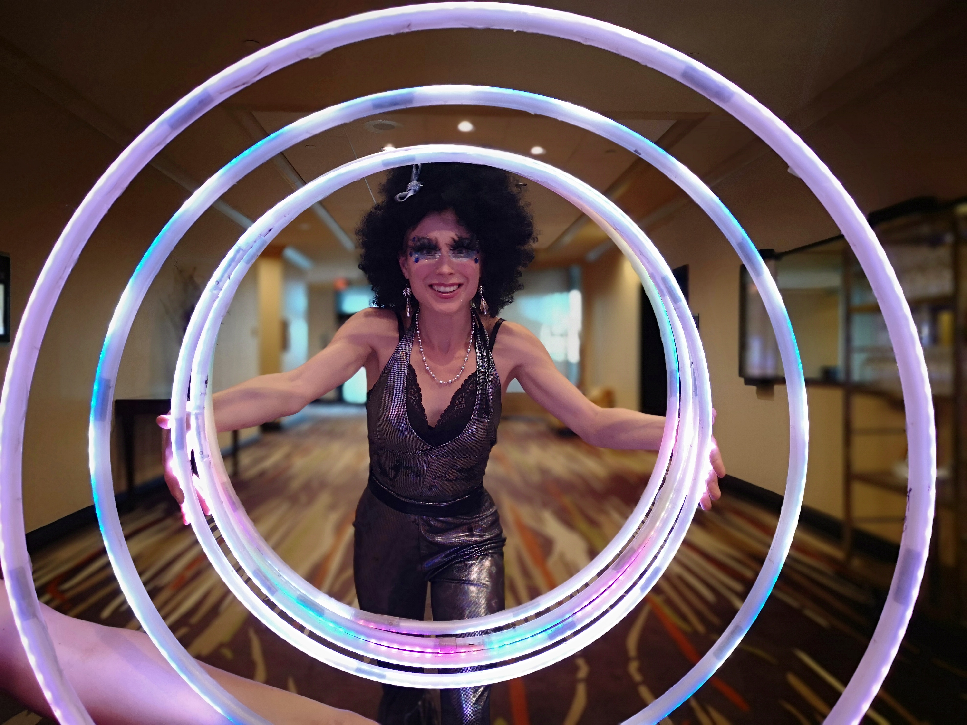 Hula-hoops LED Trois-Rivières – Artistes manipulant hula-hoops lumineux LED à Trois-Rivières pour événements spectaculaires.