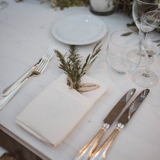 Mise en place naturale con posate in argento